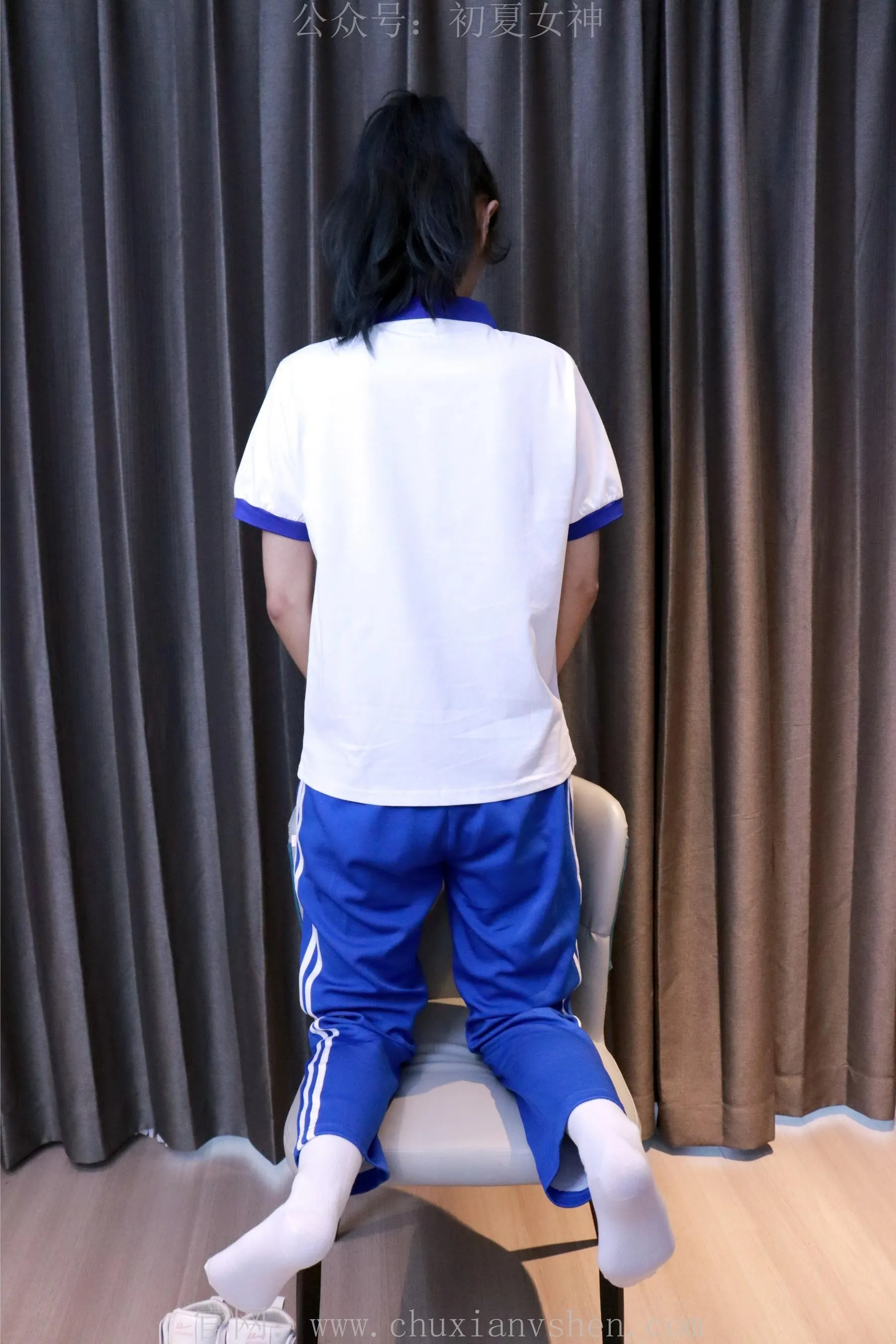 初夏女神 NO.001 依依校服搭配37码运动鞋拍摄 [126P]插图6